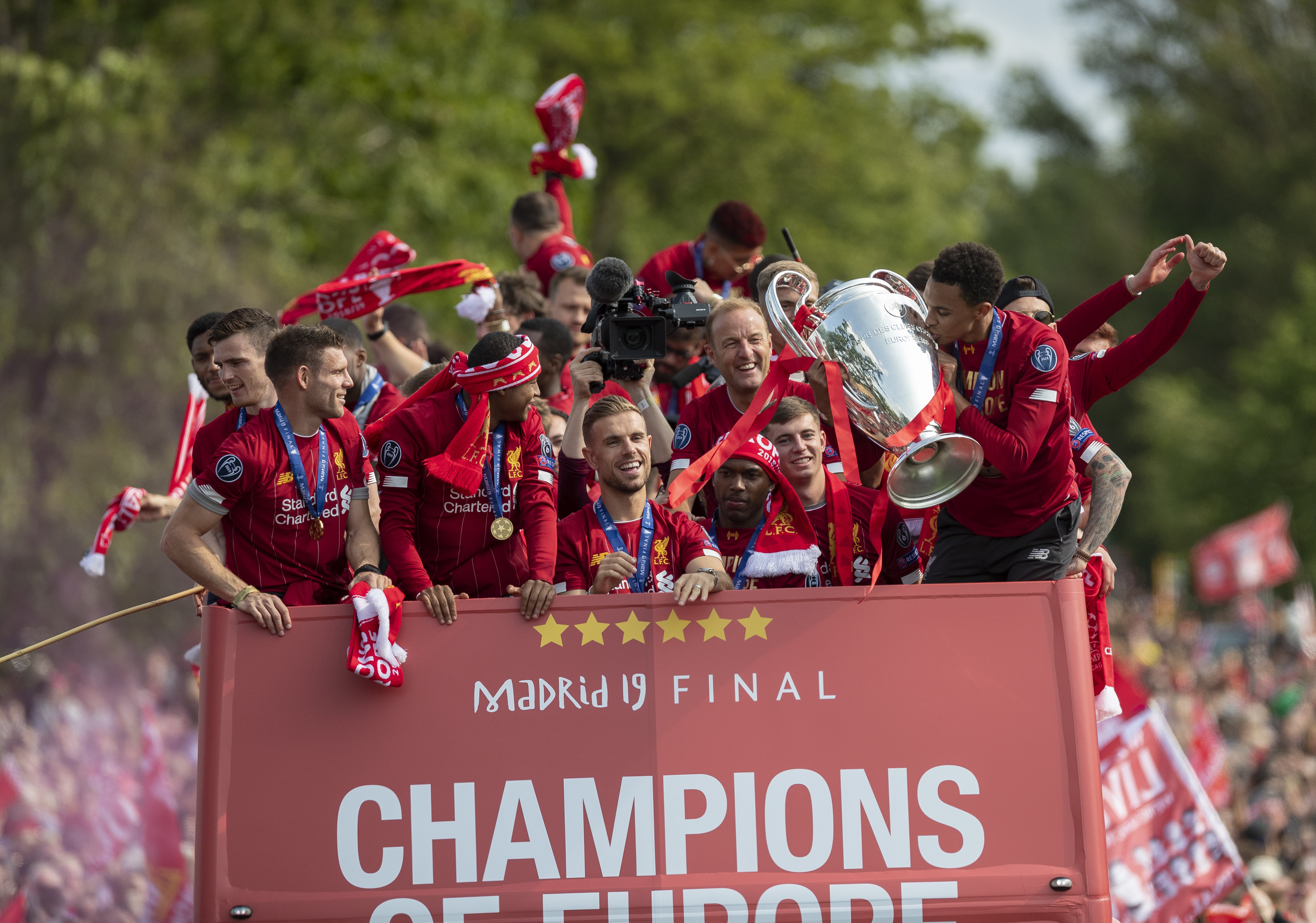 太倒霉了！罗学文球落水池长草地艰难找回 精彩救球上果岭