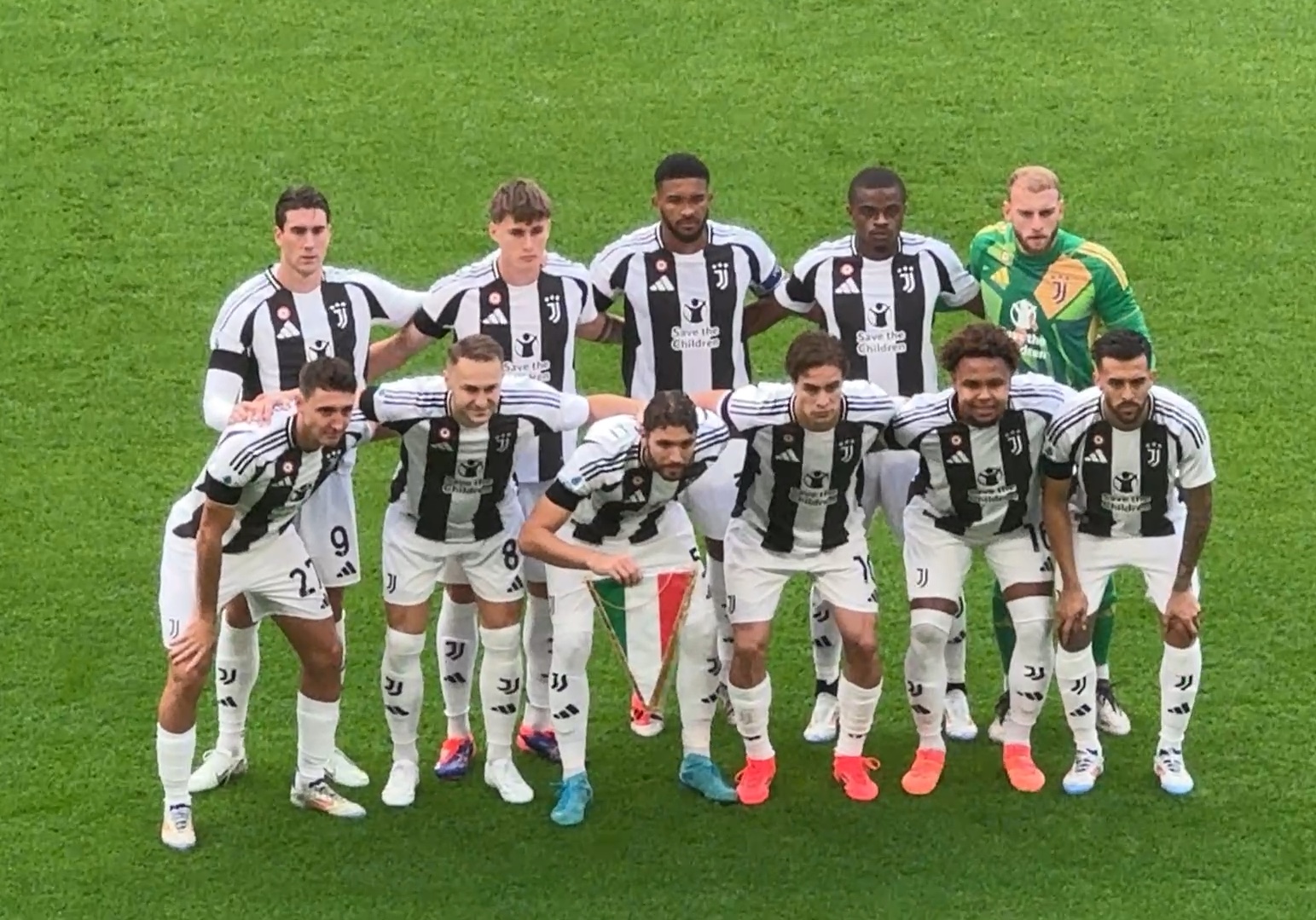 “黄袍”加身，里约热内卢基督像穿上黄潜球衣