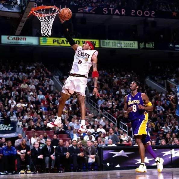 详解棒球规则中的“死球转活球”过程及球击中主审后的垒位补偿