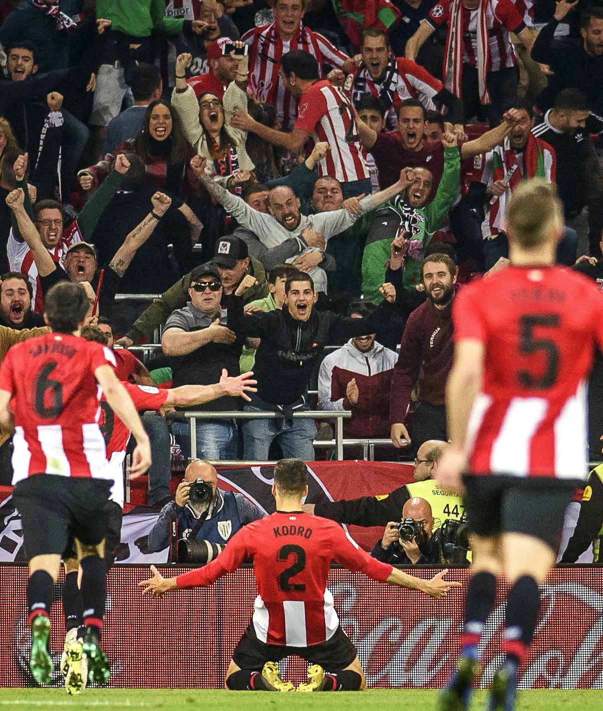 德国杯战报：凯恩破门，对手2送乌龙，拜仁3-2柏林联合